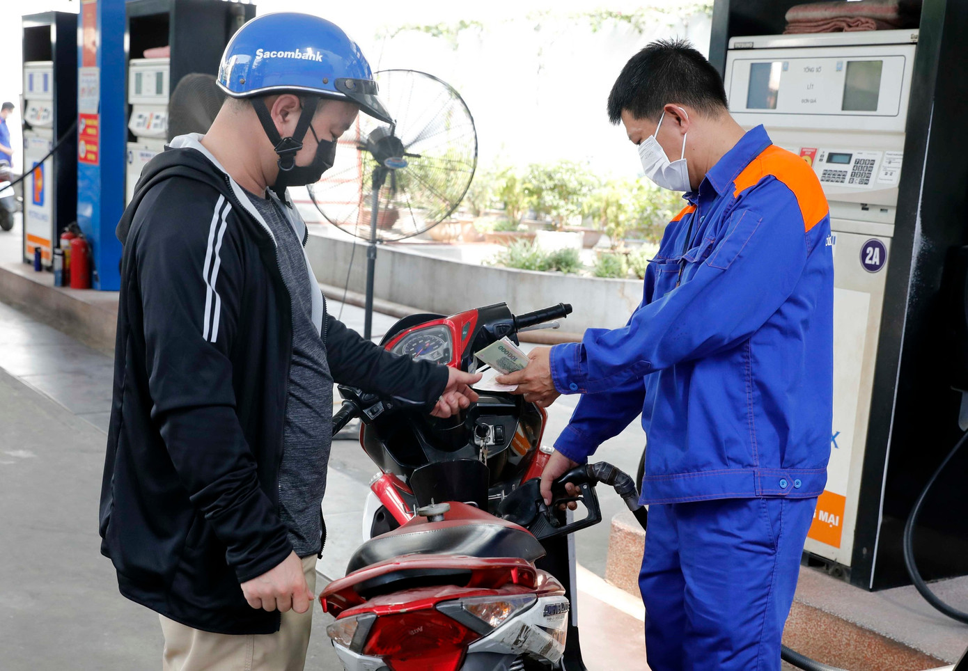 Giá xăng tăng và giá dầu giảm: Tình hình mới nhất về xăng dầu Việt Nam - Ảnh 1. Giá xăng tăng và giá dầu giảm: Tình hình mới nhất về xăng dầu Việt Nam - Ảnh 1.