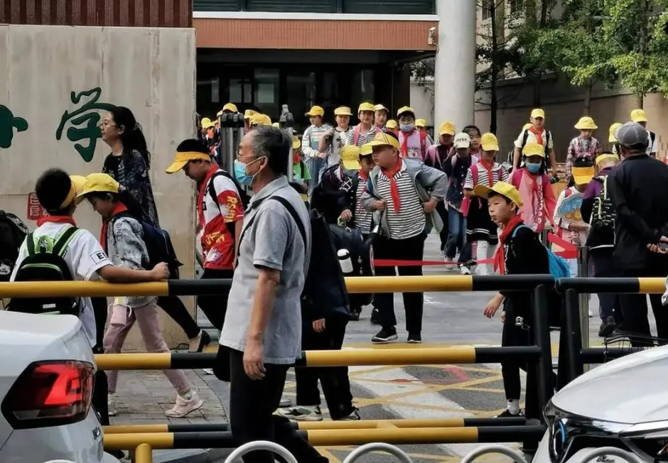 Phụ huynh Trung Quốc phản bác ý kiến giáo sư về việc đưa đón con quá mức - Ảnh 1. Phụ huynh Trung Quốc phản bác ý kiến giáo sư về việc đưa đón con quá mức - Ảnh 1.