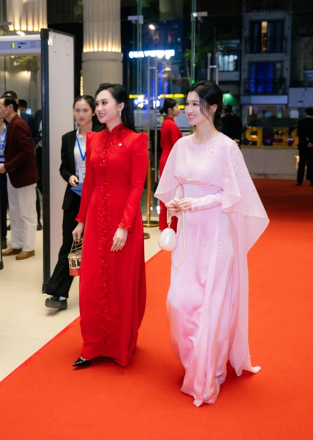 Khung hình ấn tượng tại VinFuture 2025: Tỷ phú Phạm Nhật Vượng và các con trai - Ảnh 4. Khung hình ấn tượng tại VinFuture 2025: Tỷ phú Phạm Nhật Vượng và các con trai - Ảnh 4.