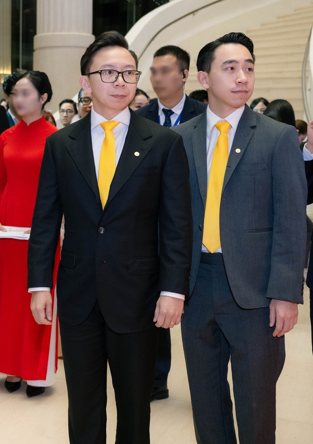 Khung hình ấn tượng tại VinFuture 2025: Tỷ phú Phạm Nhật Vượng và các con trai - Ảnh 2. Khung hình ấn tượng tại VinFuture 2025: Tỷ phú Phạm Nhật Vượng và các con trai - Ảnh 2.