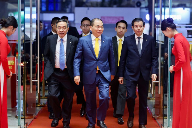 Khung hình ấn tượng tại VinFuture 2025: Tỷ phú Phạm Nhật Vượng và các con trai - Ảnh 1. Khung hình ấn tượng tại VinFuture 2025: Tỷ phú Phạm Nhật Vượng và các con trai - Ảnh 1.