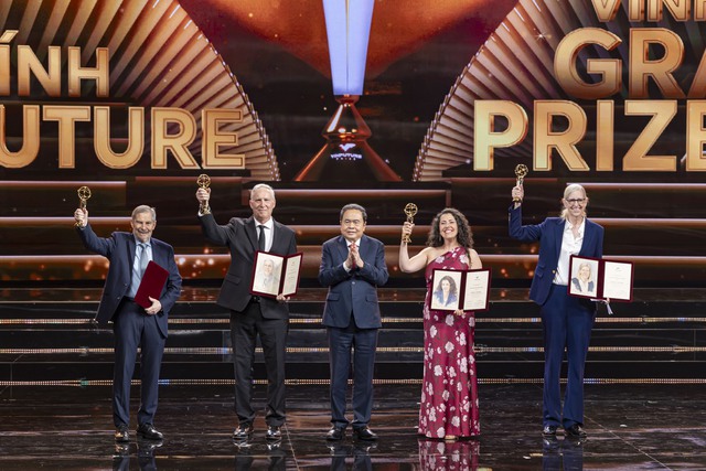 Khung hình ấn tượng tại VinFuture 2025: Tỷ phú Phạm Nhật Vượng và các con trai - Ảnh 6. Khung hình ấn tượng tại VinFuture 2025: Tỷ phú Phạm Nhật Vượng và các con trai - Ảnh 6.