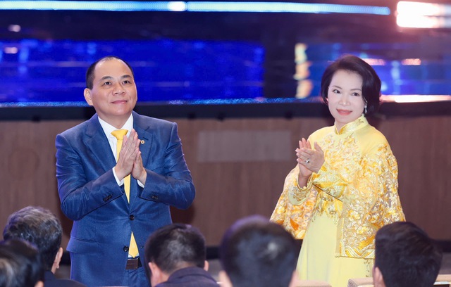 Khung hình ấn tượng tại VinFuture 2025: Tỷ phú Phạm Nhật Vượng và các con trai - Ảnh 5. Khung hình ấn tượng tại VinFuture 2025: Tỷ phú Phạm Nhật Vượng và các con trai - Ảnh 5.