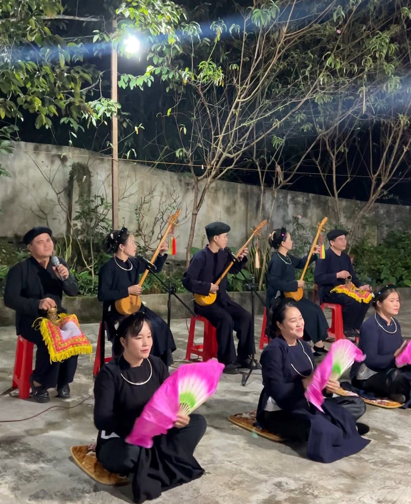 Ngôi làng Quỳnh Sơn Lạng Sơn: Hiện tượng du lịch bền vững với 400 nhà hướng về Nam - Ảnh 7. Ngôi làng Quỳnh Sơn Lạng Sơn: Hiện tượng du lịch bền vững với 400 nhà hướng về Nam - Ảnh 7.