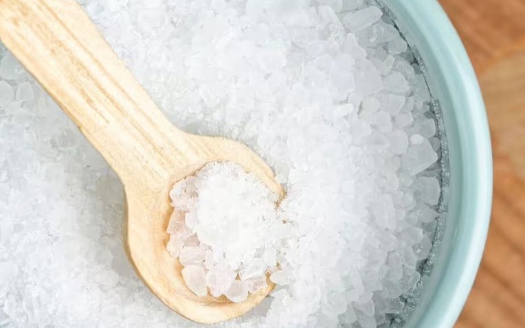 Tại sao nên để một đĩa muối cạnh cửa sổ mùa đông để ngăn ngừa nấm mốc - Ảnh 1.