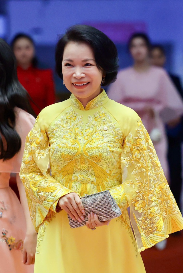 Khung hình ấn tượng tại VinFuture 2025: Tỷ phú Phạm Nhật Vượng và các con trai - Ảnh 3. Khung hình ấn tượng tại VinFuture 2025: Tỷ phú Phạm Nhật Vượng và các con trai - Ảnh 3.