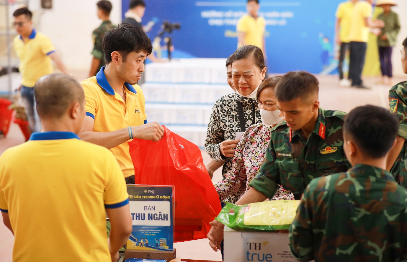 PNJ được vinh danh Ngôi sao CSI các doanh nghiệp bền vững - Ảnh 2. PNJ được vinh danh Ngôi sao CSI các doanh nghiệp bền vững - Ảnh 2.