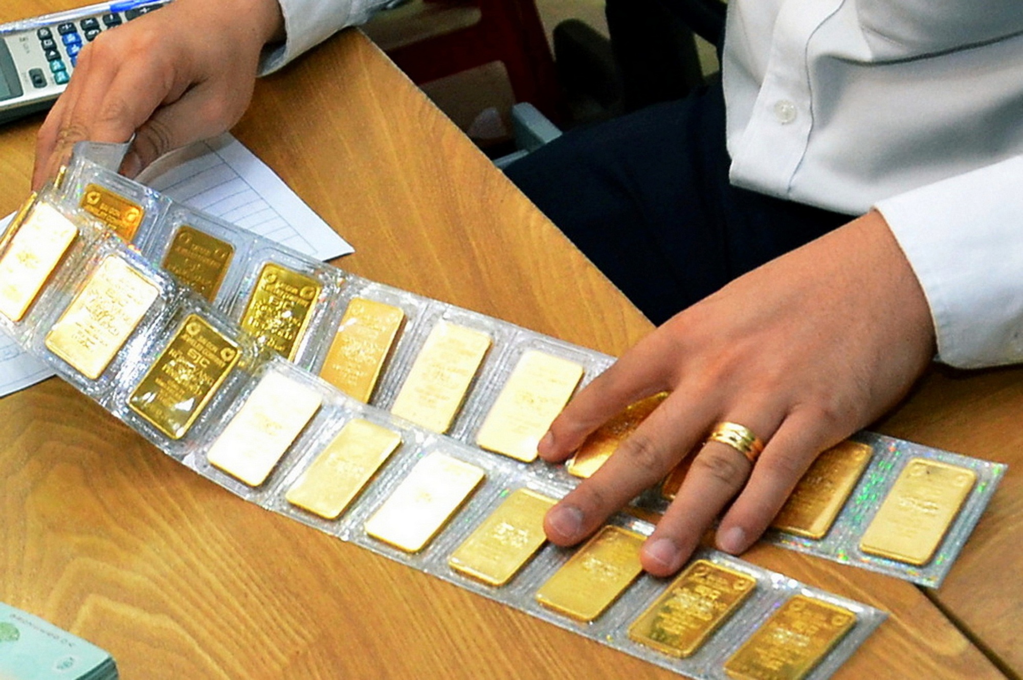 Giá vàng SJC và thế giới ngày 6 - 12: Diễn biến bất ngờ trong bối cảnh kinh tế - Ảnh 2. Giá vàng SJC và thế giới ngày 6 - 12: Diễn biến bất ngờ trong bối cảnh kinh tế - Ảnh 2.