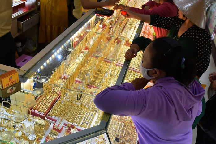 Giá vàng hôm nay 6-12: Lao dốc rất mạnh - Ảnh 1.