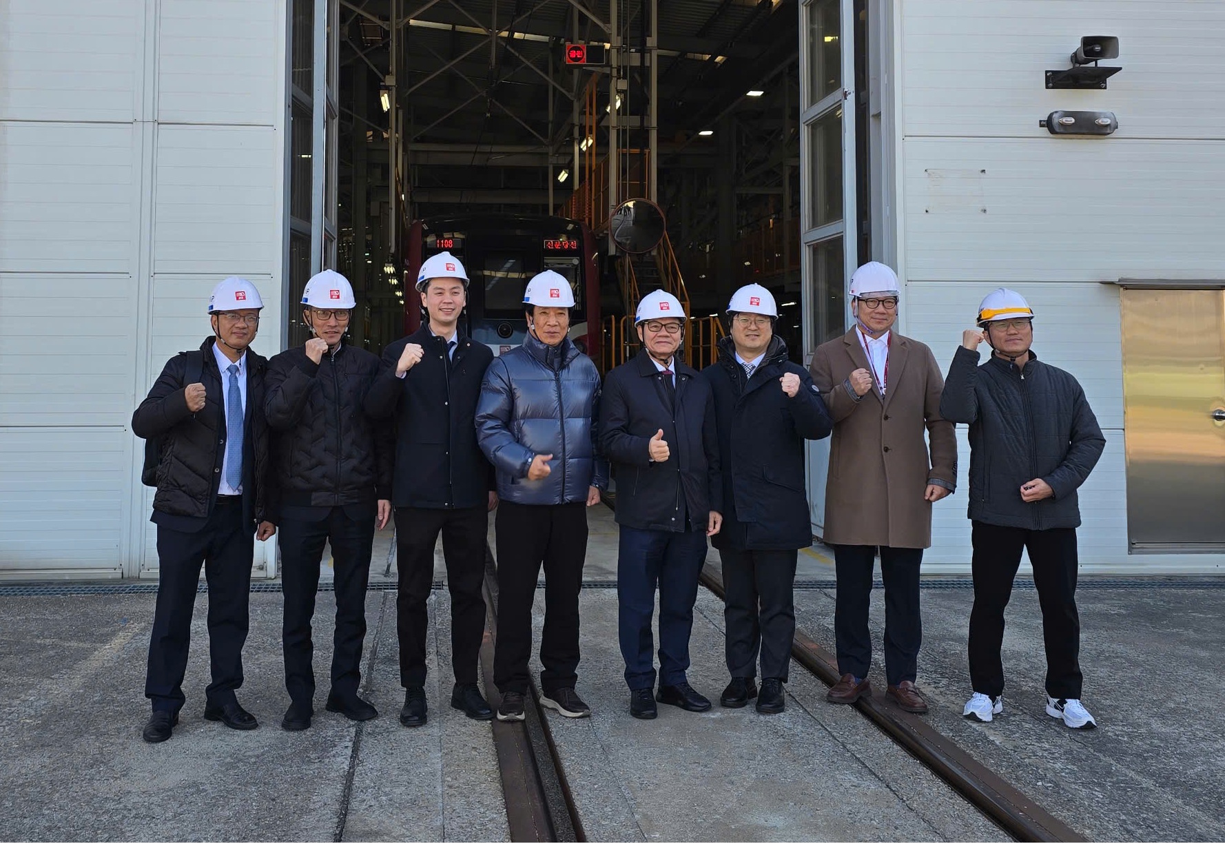 Bước đi mới của tỷ phú Trần Bá Dương trong cuộc đua đường sắt: Trực tiếp sang Hàn Quốc ký thỏa thuận nội địa hóa sản xuất đầu máy toa xe - Ảnh 7. Bước đi mới của tỷ phú Trần Bá Dương trong cuộc đua đường sắt: Trực tiếp sang Hàn Quốc ký thỏa thuận nội địa hóa sản xuất đầu máy toa xe - Ảnh 7.