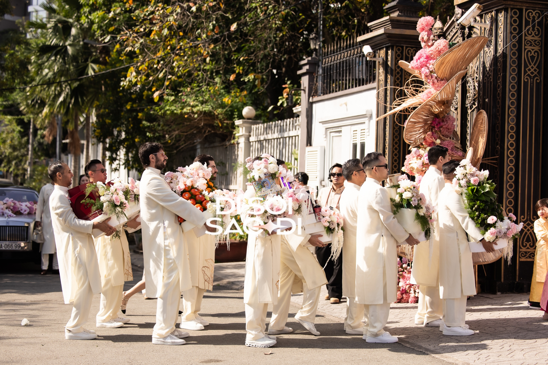 Hiếu Nguyễn gây chú ý trong dàn bê tráp đám cưới Tiên Nguyễn với hành động tinh tế - Ảnh 6. Hiếu Nguyễn gây chú ý trong dàn bê tráp đám cưới Tiên Nguyễn với hành động tinh tế - Ảnh 6.