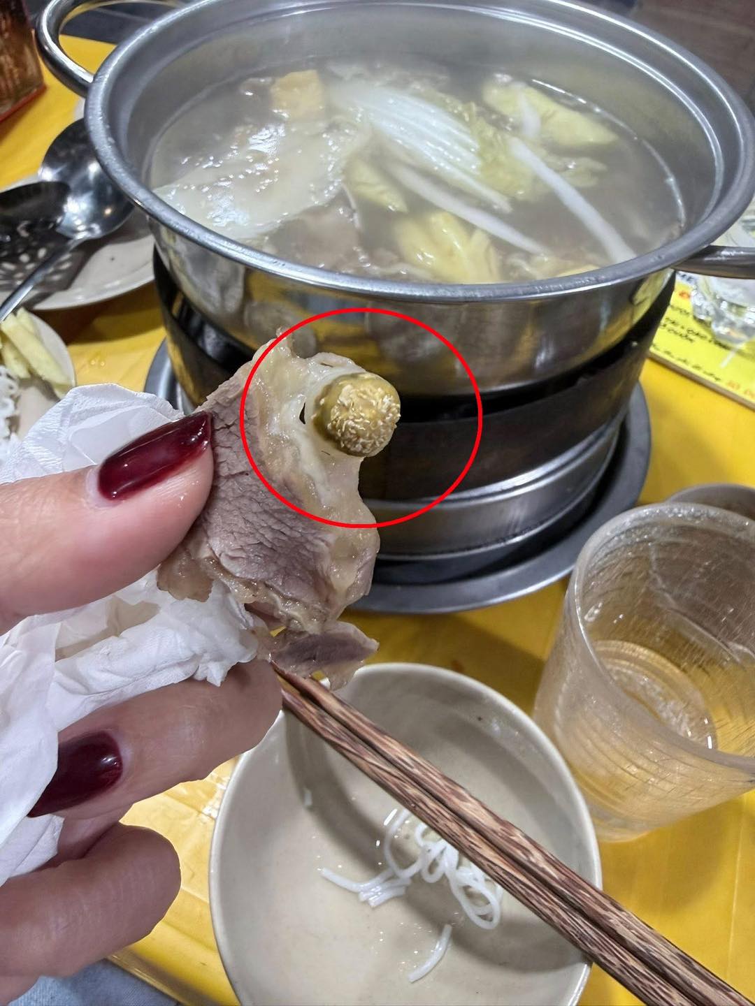 Quán bò nhúng dấm Hà Nội bị tố có dòi , quản lý phản bác và dừng hoạt động - Ảnh 2. Quán bò nhúng dấm Hà Nội bị tố có dòi , quản lý phản bác và dừng hoạt động - Ảnh 2.