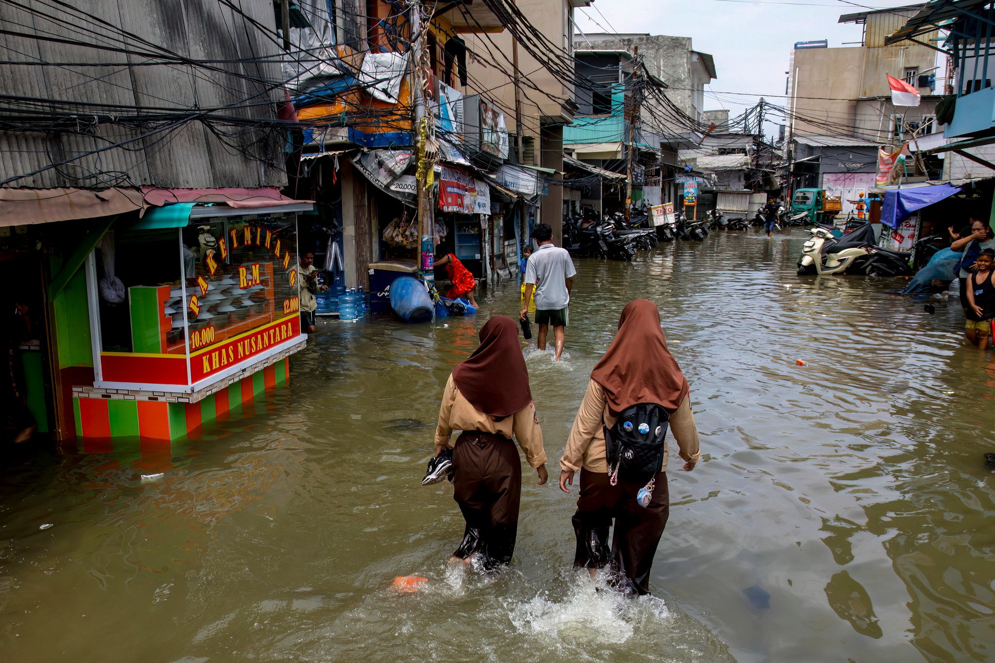 Thảm họa thiên tai tại Indonesia: 908 Người thiệt mạng , 410 người mất tích vì lũ lụt - Ảnh 4. Thảm họa thiên tai tại Indonesia: 908 Người thiệt mạng , 410 người mất tích vì lũ lụt - Ảnh 4.