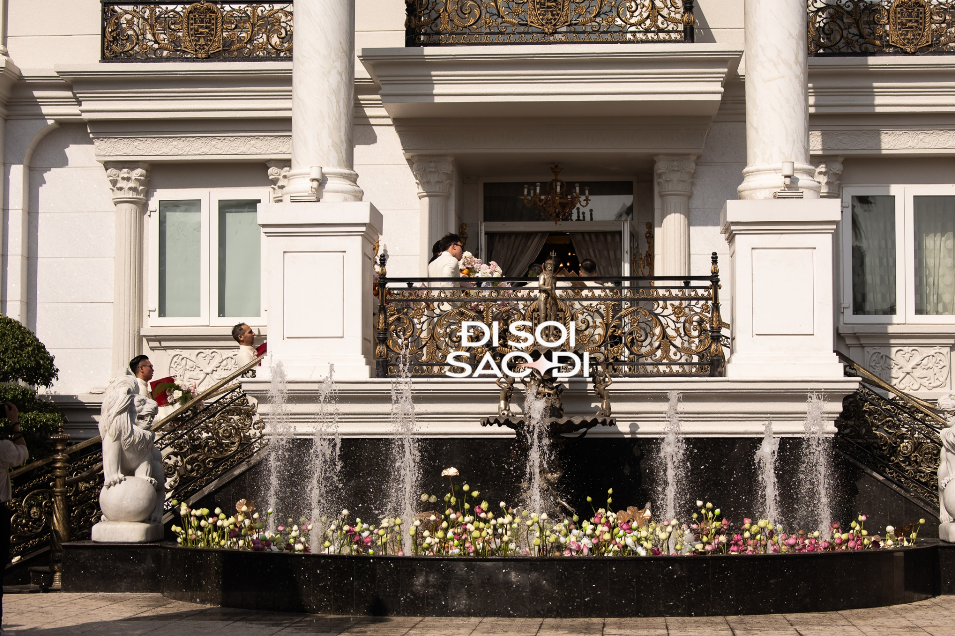 Hiếu Nguyễn gây chú ý trong dàn bê tráp đám cưới Tiên Nguyễn với hành động tinh tế - Ảnh 8. Hiếu Nguyễn gây chú ý trong dàn bê tráp đám cưới Tiên Nguyễn với hành động tinh tế - Ảnh 8.