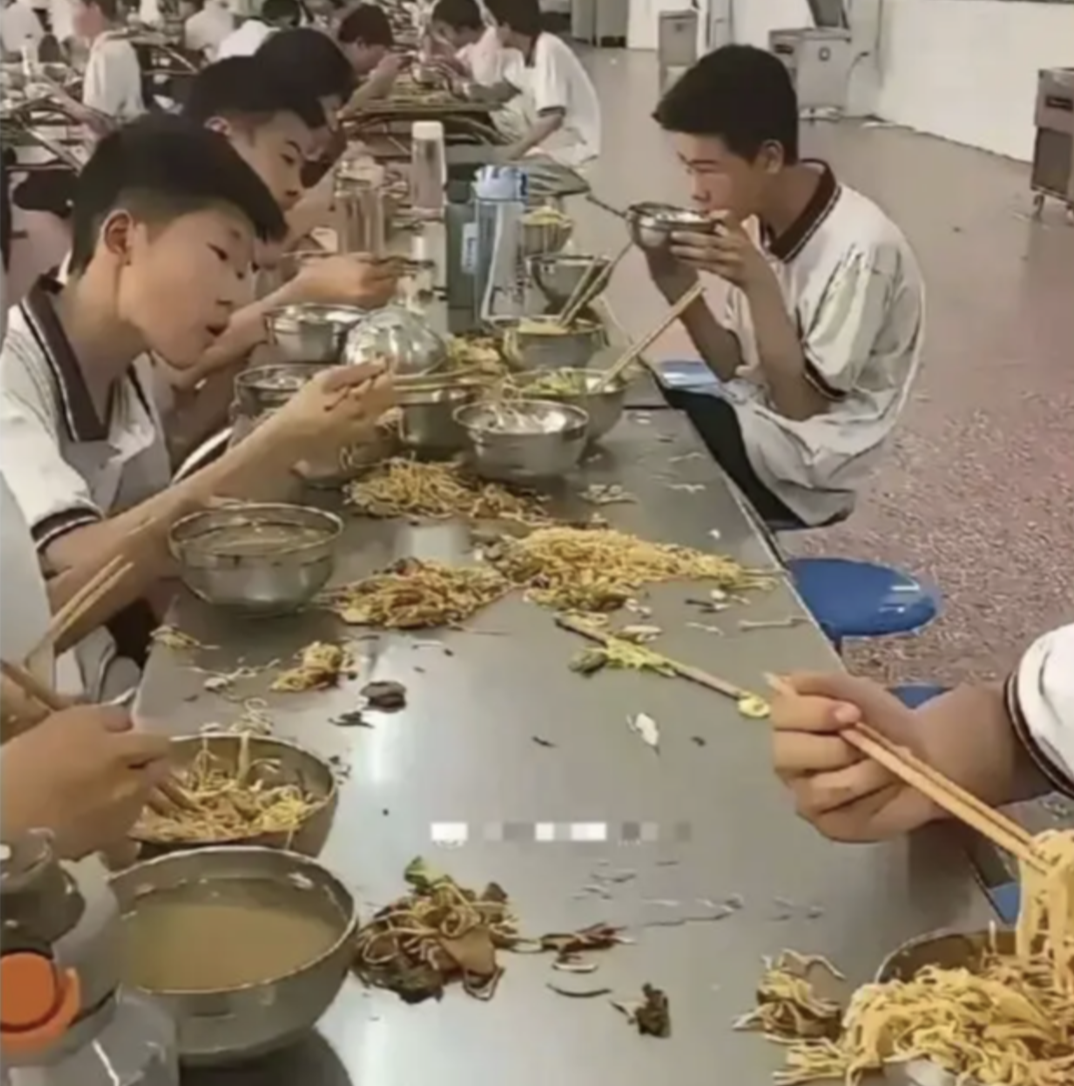 Bức ảnh thức ăn vương vãi ở trường học gây bão mạng và vấn đề lãng phí thực phẩm - Ảnh 1. Bức ảnh thức ăn vương vãi ở trường học gây bão mạng và vấn đề lãng phí thực phẩm - Ảnh 1.