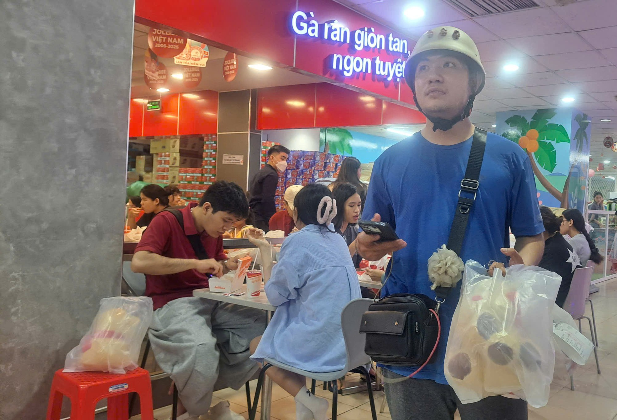 Chiến dịch săn tuần lộc của Jollibee: Bí quyết thu hút khách hàng mùa lễ hội - Ảnh 1. Chiến dịch săn tuần lộc của Jollibee: Bí quyết thu hút khách hàng mùa lễ hội - Ảnh 1.