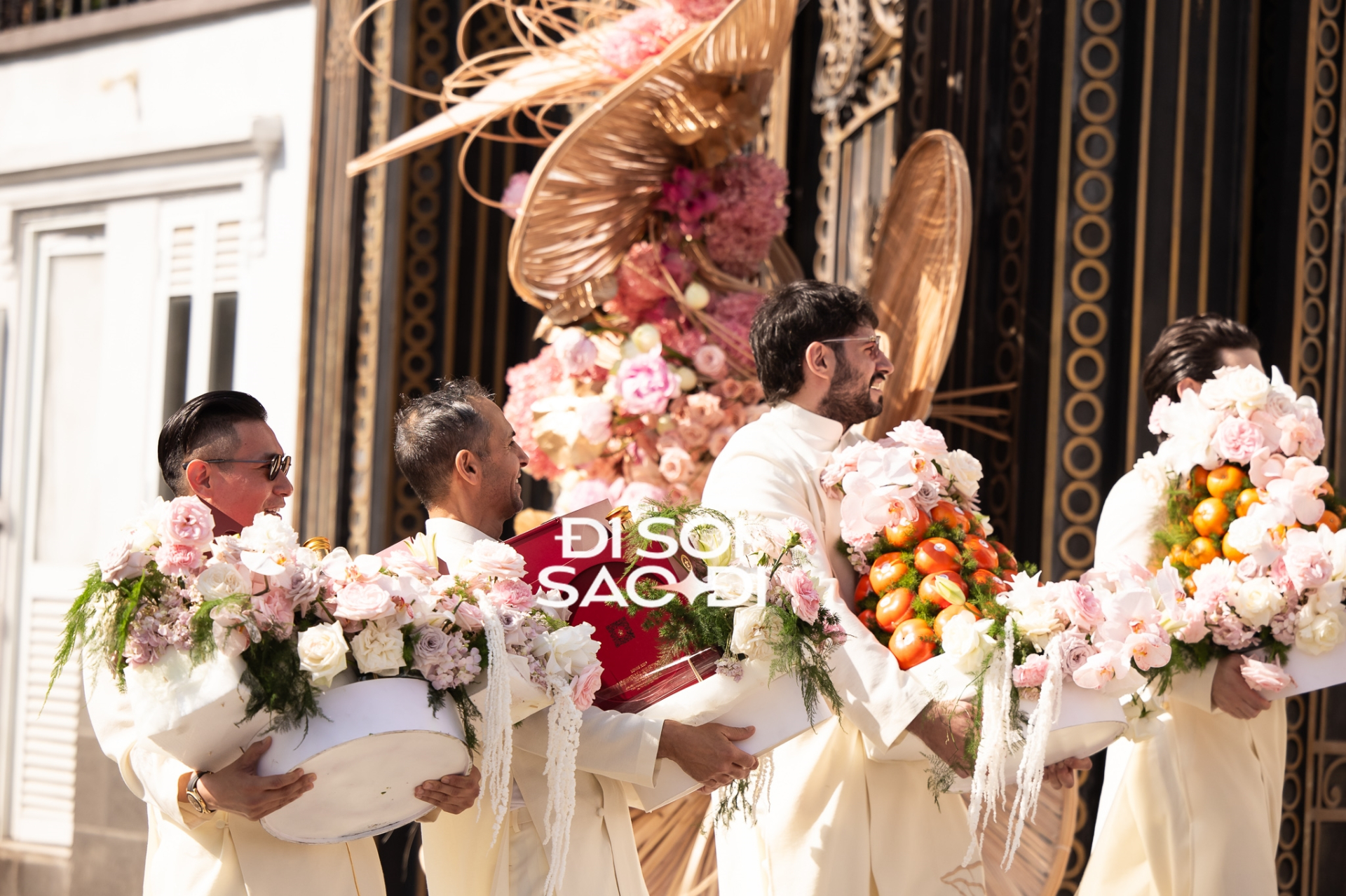 Hiếu Nguyễn gây chú ý trong dàn bê tráp đám cưới Tiên Nguyễn với hành động tinh tế - Ảnh 7. Hiếu Nguyễn gây chú ý trong dàn bê tráp đám cưới Tiên Nguyễn với hành động tinh tế - Ảnh 7.