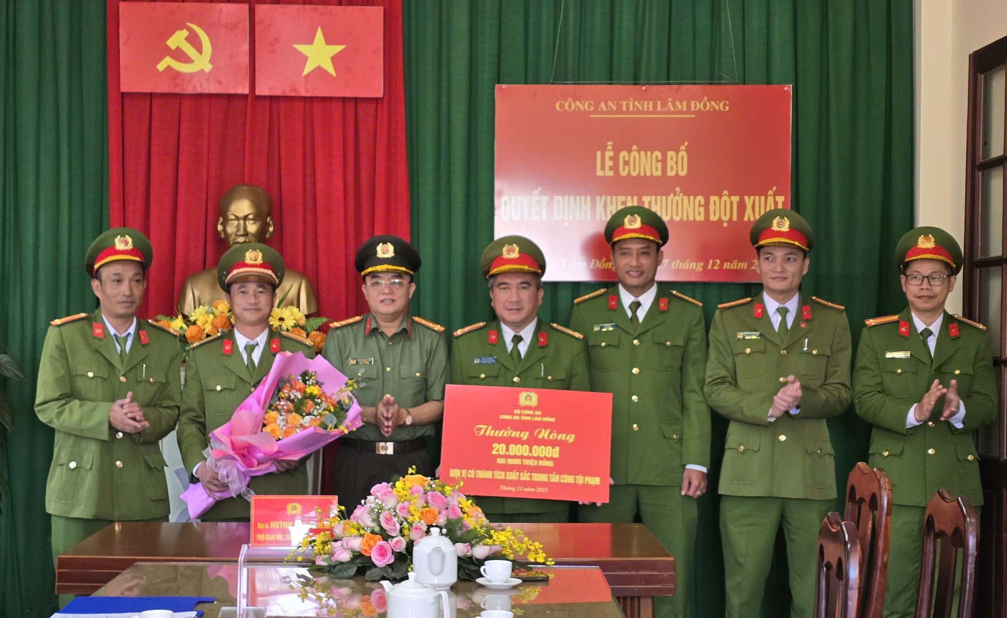 Thưởng nóng lực lượng Công an Đà Lạt bắt nhanh nghi phạm trộm túi xách Hoa hậu Mexico - Ảnh 1. Thưởng nóng lực lượng Công an Đà Lạt bắt nhanh nghi phạm trộm túi xách Hoa hậu Mexico - Ảnh 1.