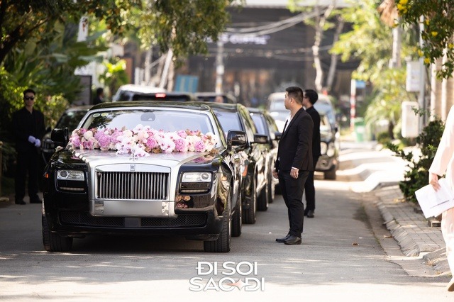 Dàn xe đón dâu hoành tráng trong lễ cưới của Tiên Nguyễn và Justin Cohen - Ảnh 1. Dàn xe đón dâu hoành tráng trong lễ cưới của Tiên Nguyễn và Justin Cohen - Ảnh 1.