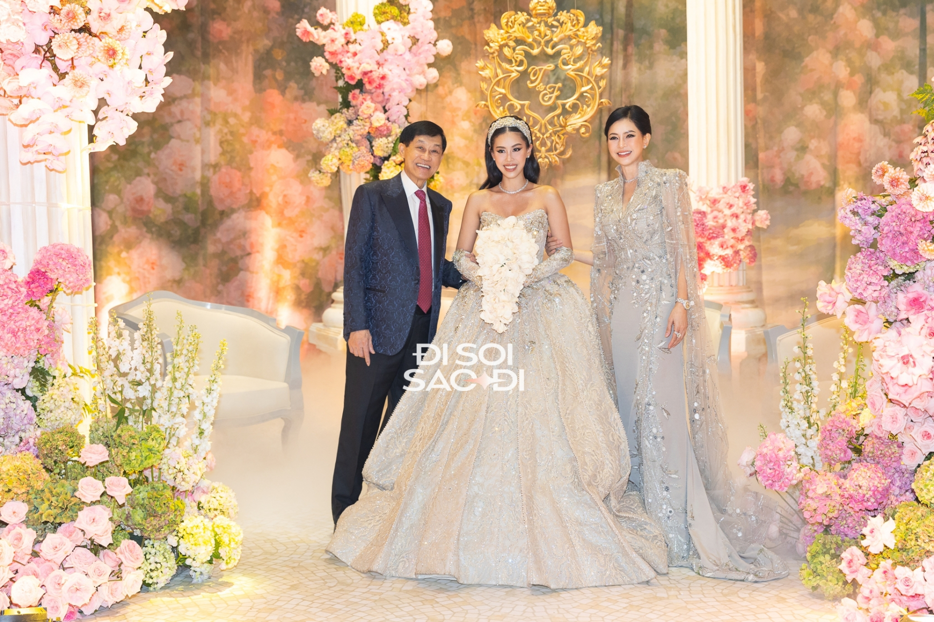 Tỷ phú Johnathan Hạnh Nguyễn và hai nàng Tiên xinh đẹp trong Đám cưới con gái - Ảnh 1. Tỷ phú Johnathan Hạnh Nguyễn và hai nàng Tiên xinh đẹp trong Đám cưới con gái - Ảnh 1.