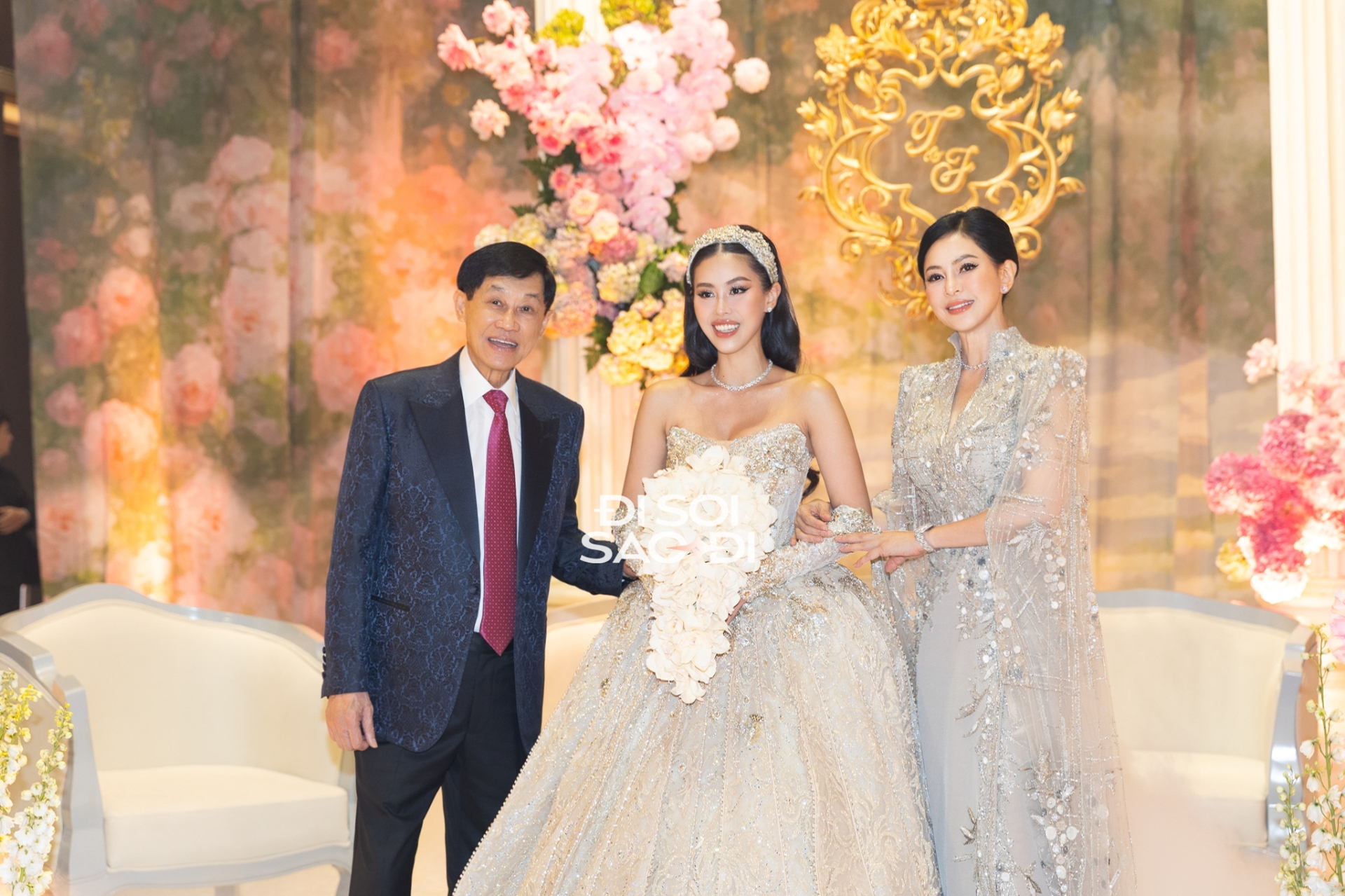 Tỷ phú Johnathan Hạnh Nguyễn và hai nàng Tiên xinh đẹp trong Đám cưới con gái - Ảnh 3. Tỷ phú Johnathan Hạnh Nguyễn và hai nàng Tiên xinh đẹp trong Đám cưới con gái - Ảnh 3.