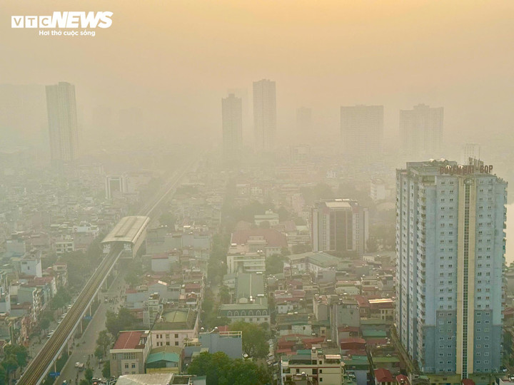 Tối nay, Hà Nội ô nhiễm nhất thế giới, chỉ số cao gấp 35 lần chuẩn WHO - Ảnh 1. Tối nay, Hà Nội ô nhiễm nhất thế giới, chỉ số cao gấp 35 lần chuẩn WHO - Ảnh 1.