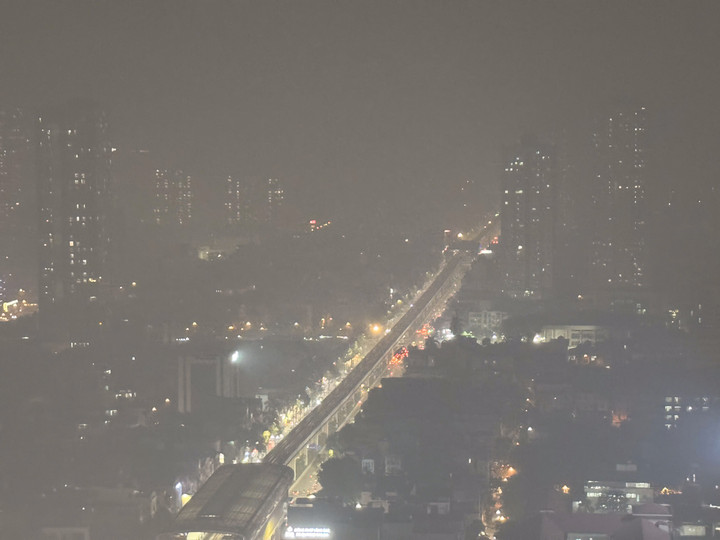 Tối nay, Hà Nội ô nhiễm nhất thế giới, chỉ số cao gấp 35 lần chuẩn WHO - Ảnh 2. Tối nay, Hà Nội ô nhiễm nhất thế giới, chỉ số cao gấp 35 lần chuẩn WHO - Ảnh 2.