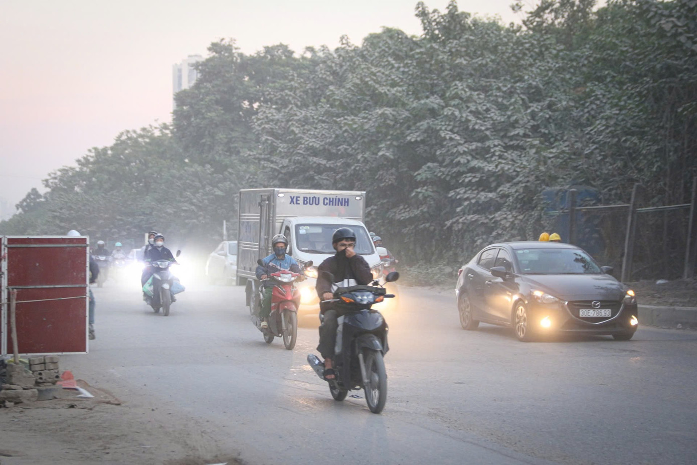 Diễn biến ô nhiễm không khí Hà Nội những ngày tới và sức khỏe cộng đồng - Ảnh 1. Diễn biến ô nhiễm không khí Hà Nội những ngày tới và sức khỏe cộng đồng - Ảnh 1.