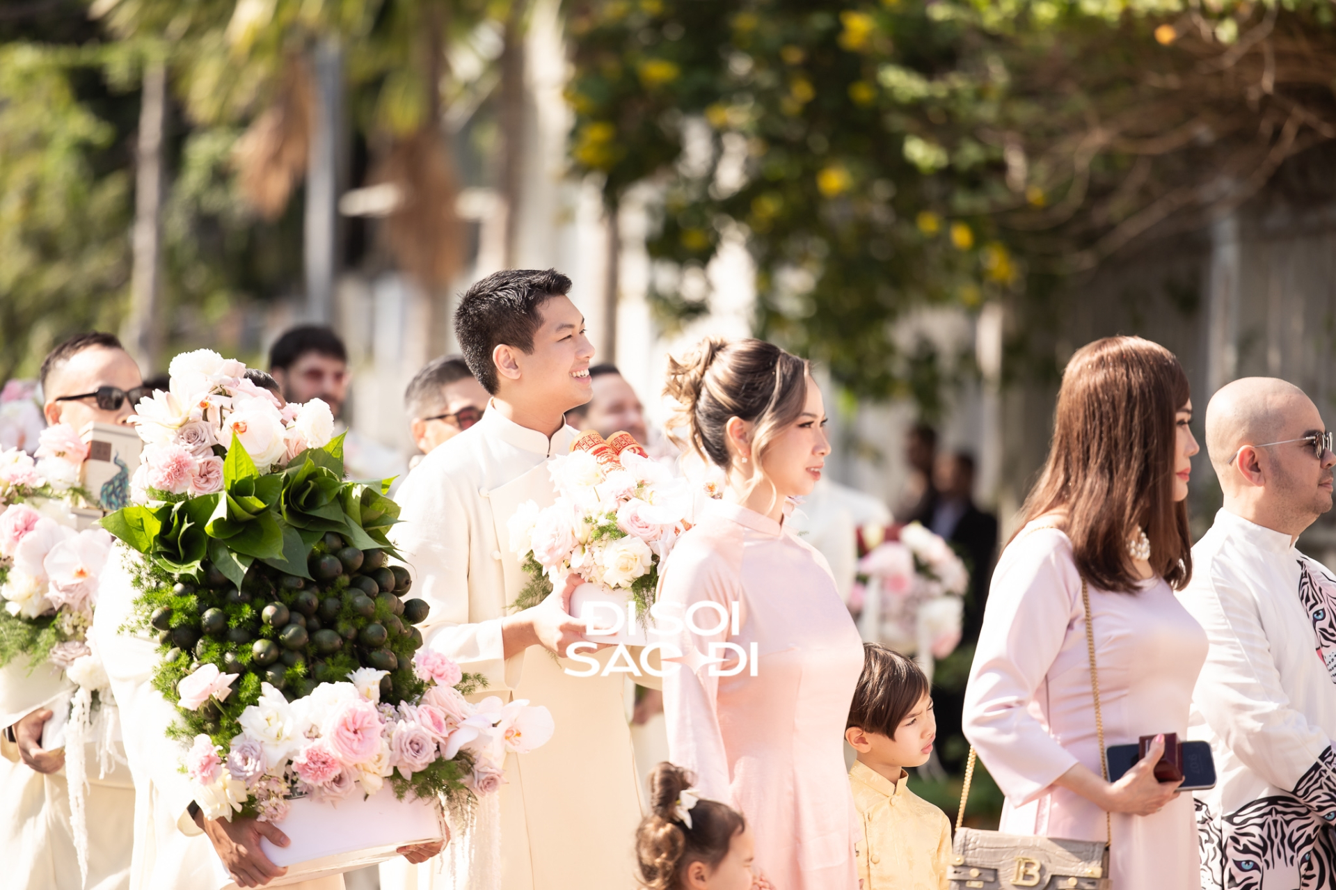 Hiếu Nguyễn gây chú ý trong dàn bê tráp đám cưới Tiên Nguyễn với hành động tinh tế - Ảnh 5. Hiếu Nguyễn gây chú ý trong dàn bê tráp đám cưới Tiên Nguyễn với hành động tinh tế - Ảnh 5.