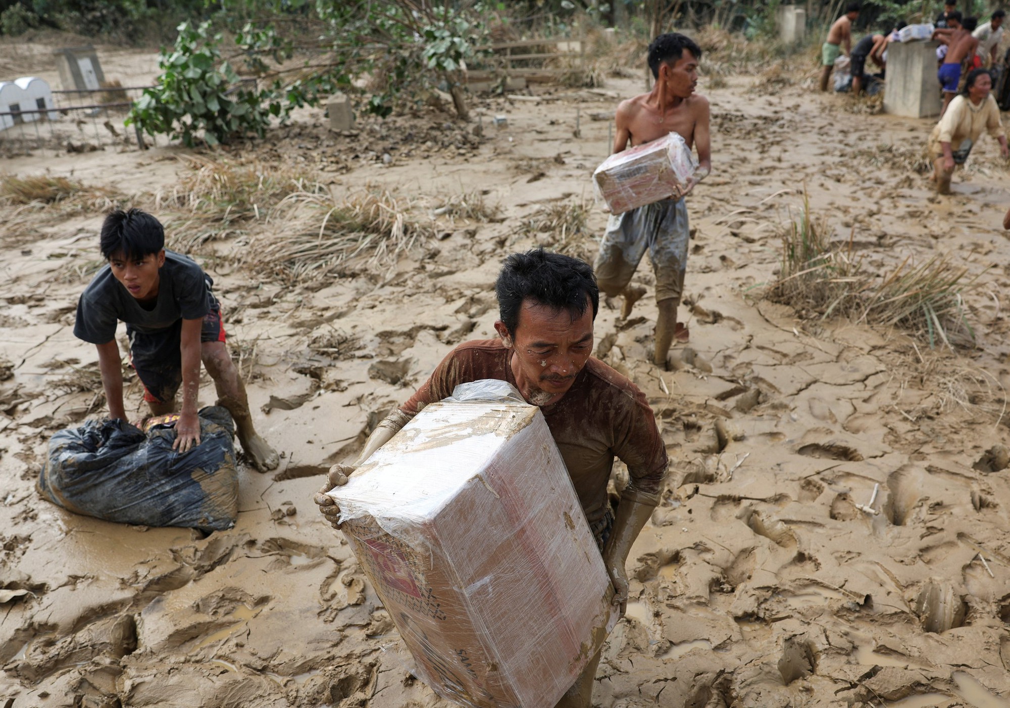 Thảm họa thiên tai tại Indonesia: 908 Người thiệt mạng , 410 người mất tích vì lũ lụt - Ảnh 2. Thảm họa thiên tai tại Indonesia: 908 Người thiệt mạng , 410 người mất tích vì lũ lụt - Ảnh 2.