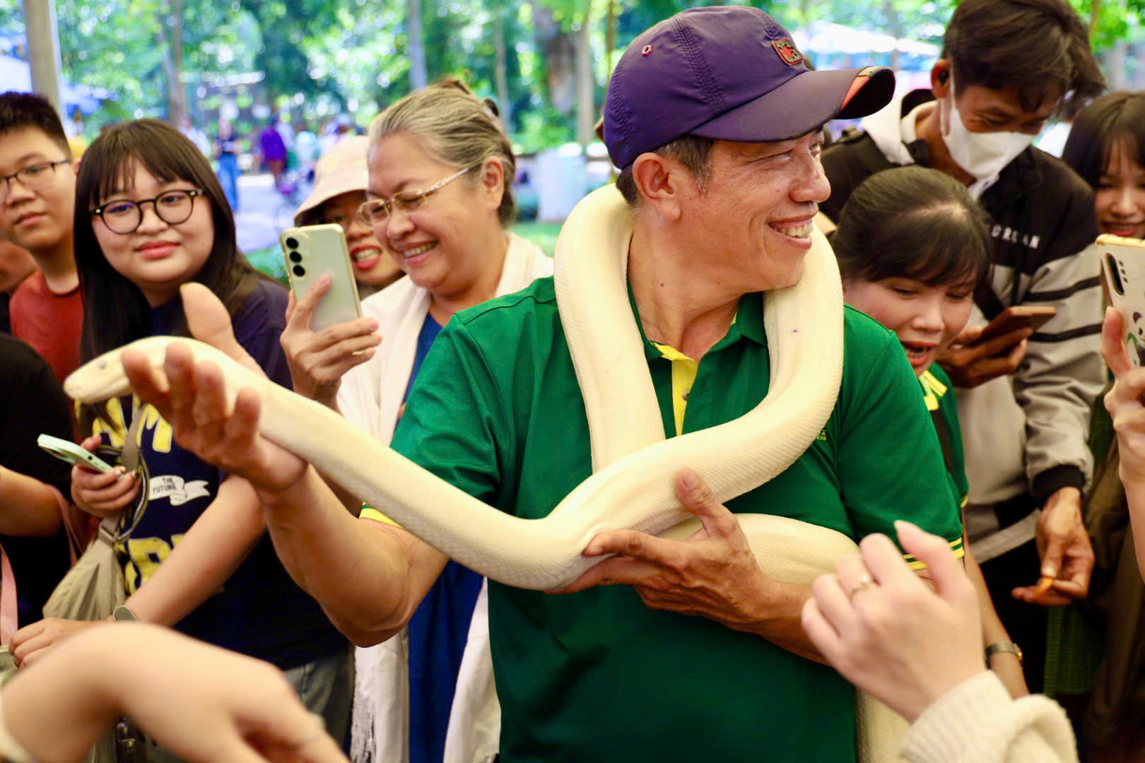 Thảo Cầm Viên: Áo mèo Mika được đấu giá 10 triệu, fan 3 thế hệ “chốt đơn” - Ảnh 10.