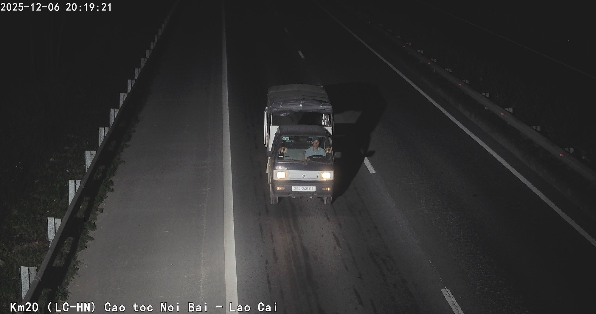 Camera AI ghi nhận 703 xe vi phạm vượt đèn đỏ tại Hà Nội trong 24 giờ - Ảnh 3. Camera AI ghi nhận 703 xe vi phạm vượt đèn đỏ tại Hà Nội trong 24 giờ - Ảnh 3.