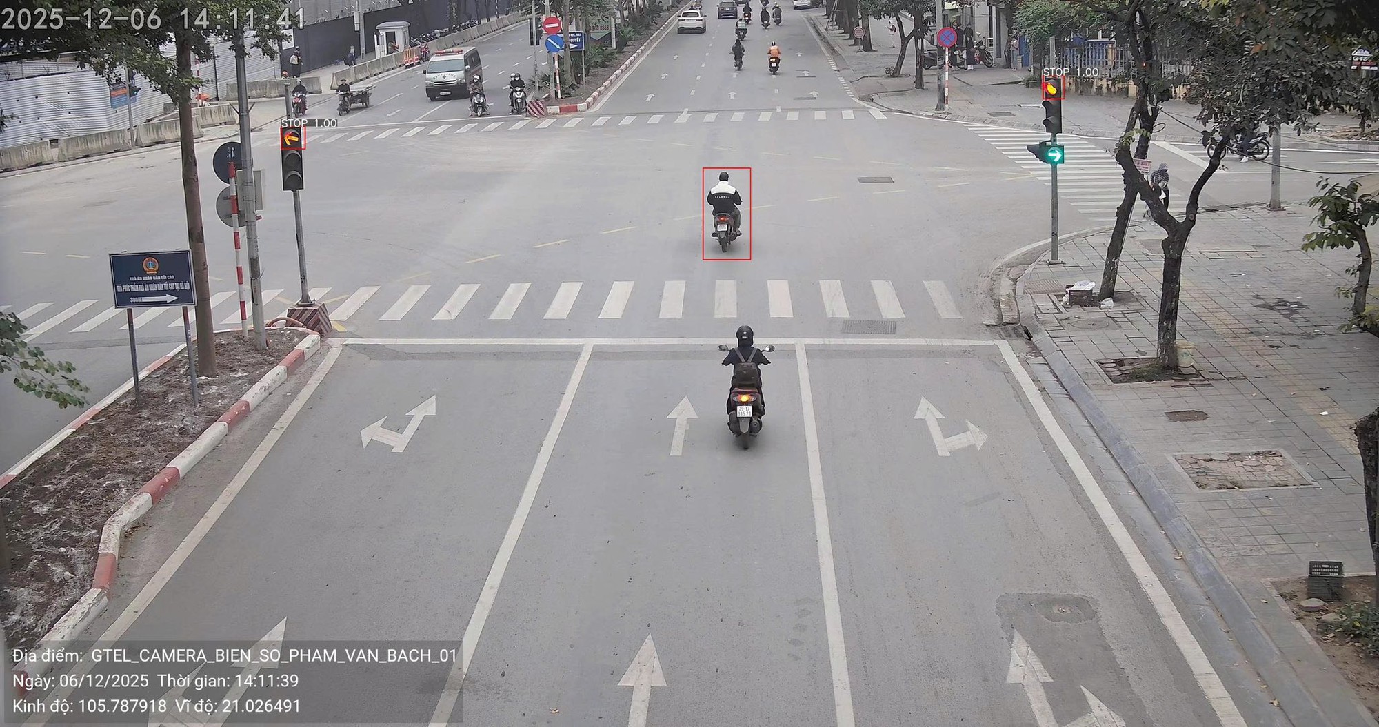 Camera AI ghi nhận 703 xe vi phạm vượt đèn đỏ tại Hà Nội trong 24 giờ - Ảnh 1. Camera AI ghi nhận 703 xe vi phạm vượt đèn đỏ tại Hà Nội trong 24 giờ - Ảnh 1.