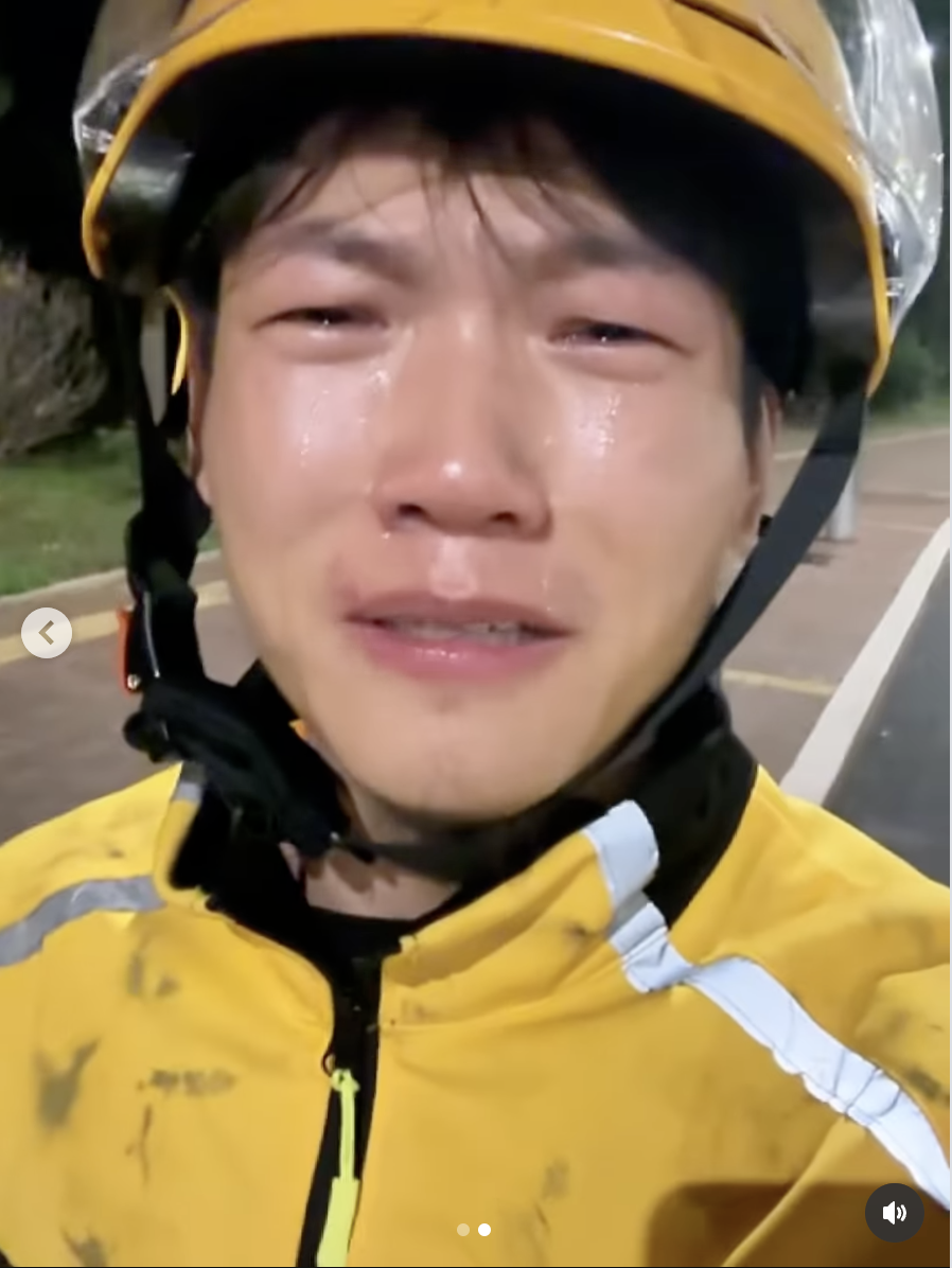 Đang giao đồ ăn, shipper bật khóc giữa đường, nức nở kể lại lý do khiến MXH lặng người- Ảnh 1. Đang giao đồ ăn, shipper bật khóc giữa đường, nức nở kể lại lý do khiến MXH lặng người- Ảnh 1.