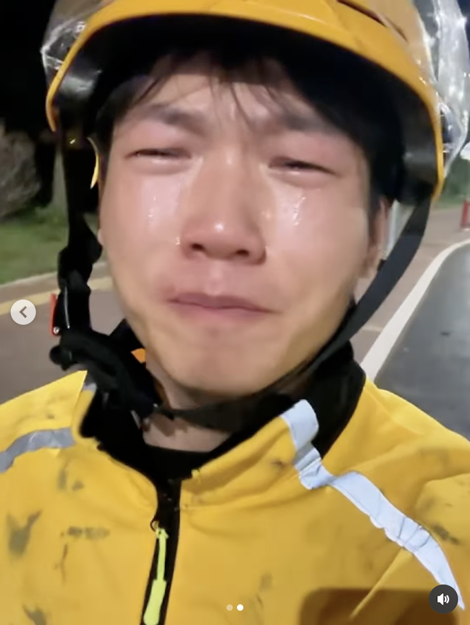 Đang giao đồ ăn, shipper bật khóc giữa đường, nức nở kể lại lý do khiến MXH lặng người- Ảnh 3. Đang giao đồ ăn, shipper bật khóc giữa đường, nức nở kể lại lý do khiến MXH lặng người- Ảnh 3.