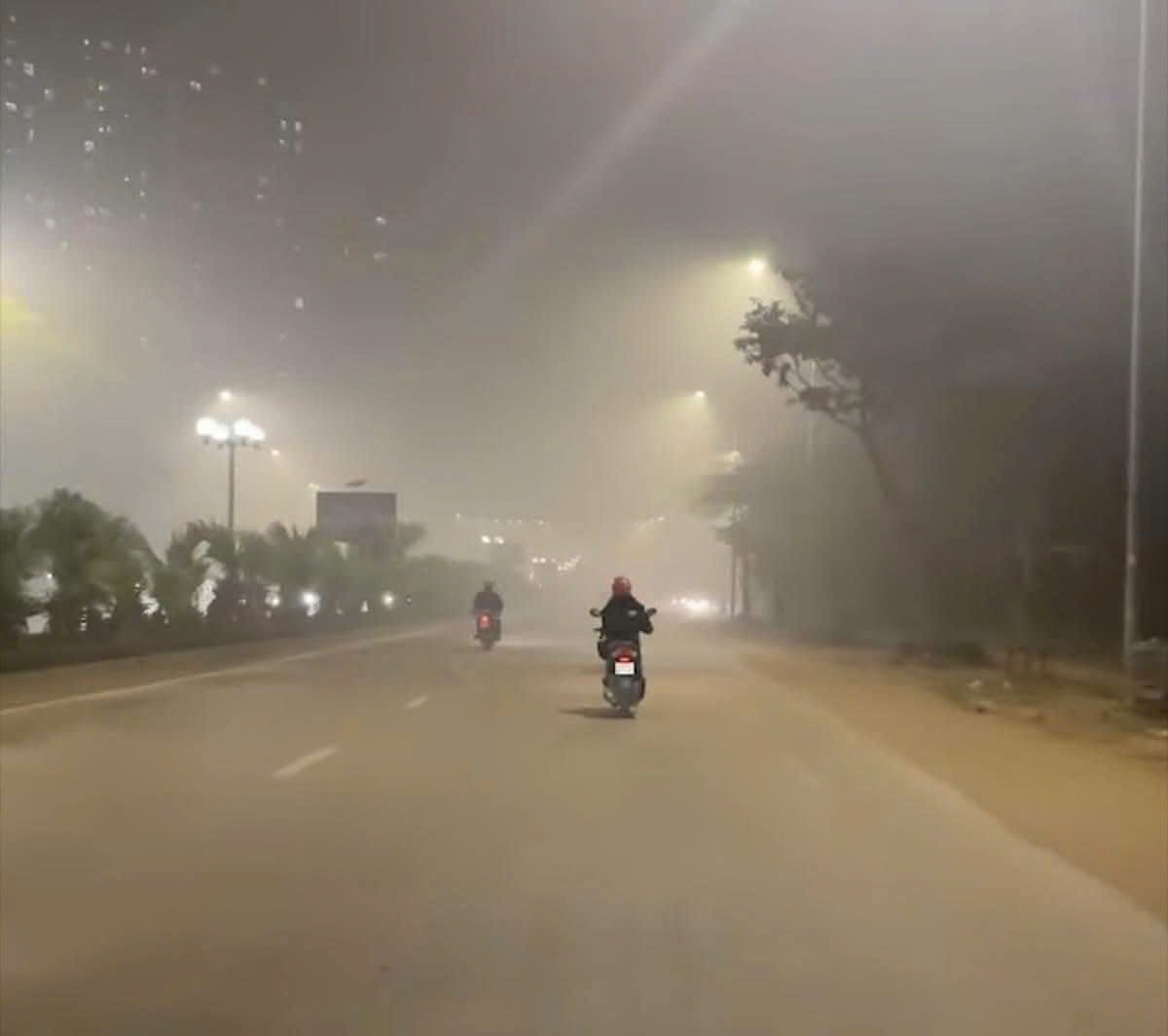 Chất lượng không khí Hà Nội không lành mạnh ảnh hưởng sức khỏe người dân - Ảnh 1.