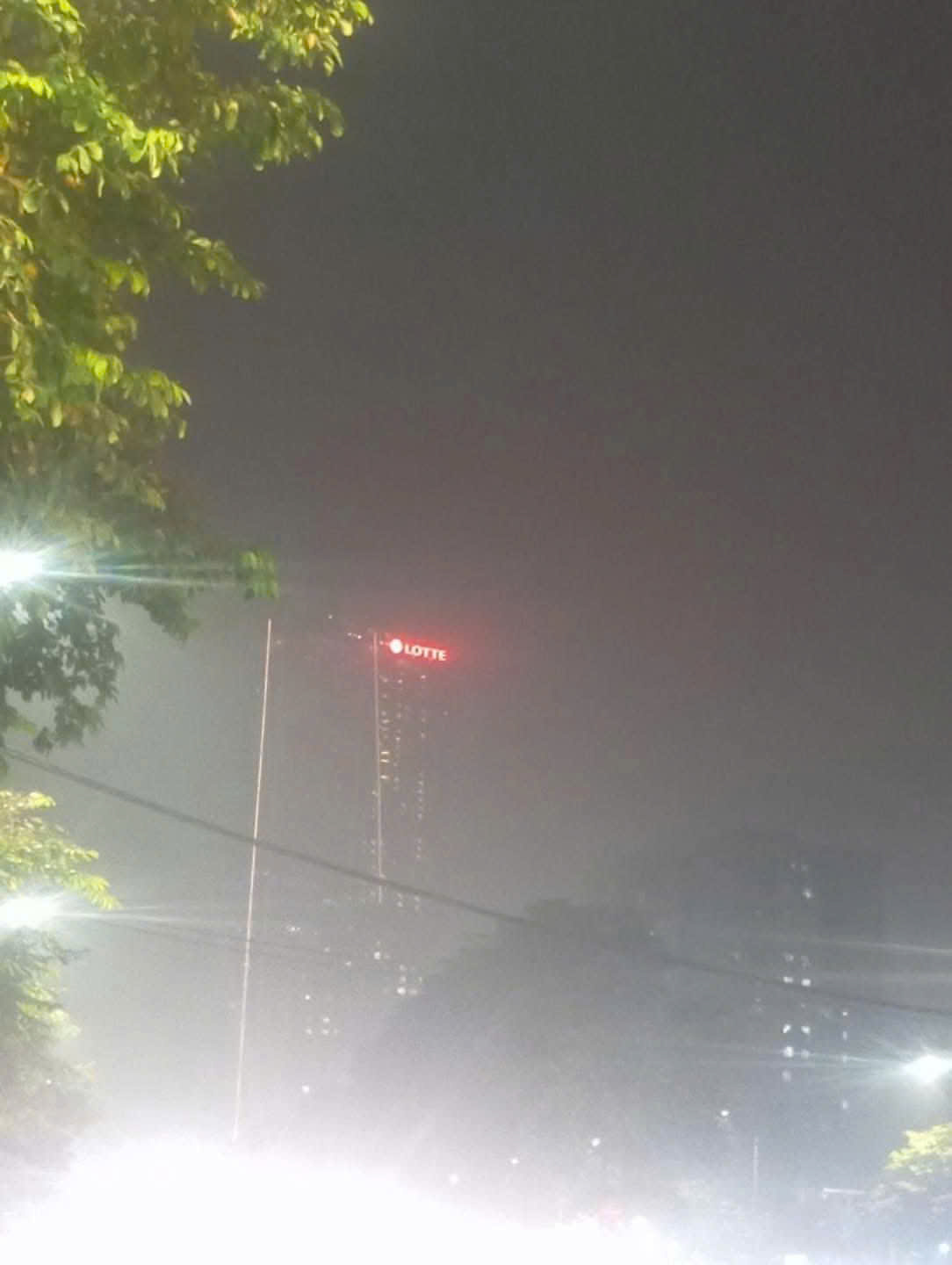 Chất lượng không khí Hà Nội không lành mạnh ảnh hưởng sức khỏe người dân - Ảnh 2.