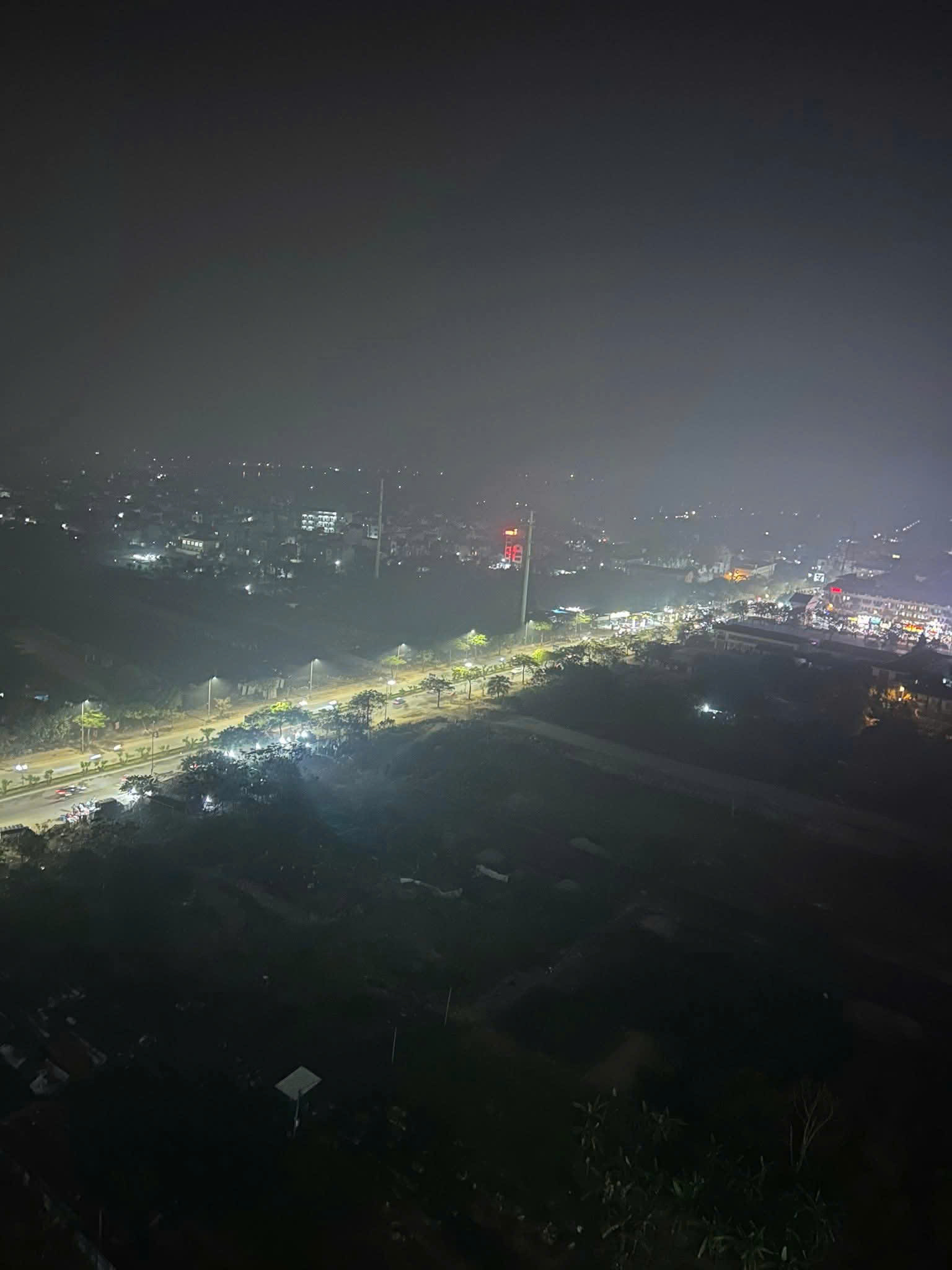 Chất lượng không khí Hà Nội không lành mạnh ảnh hưởng sức khỏe người dân - Ảnh 3.