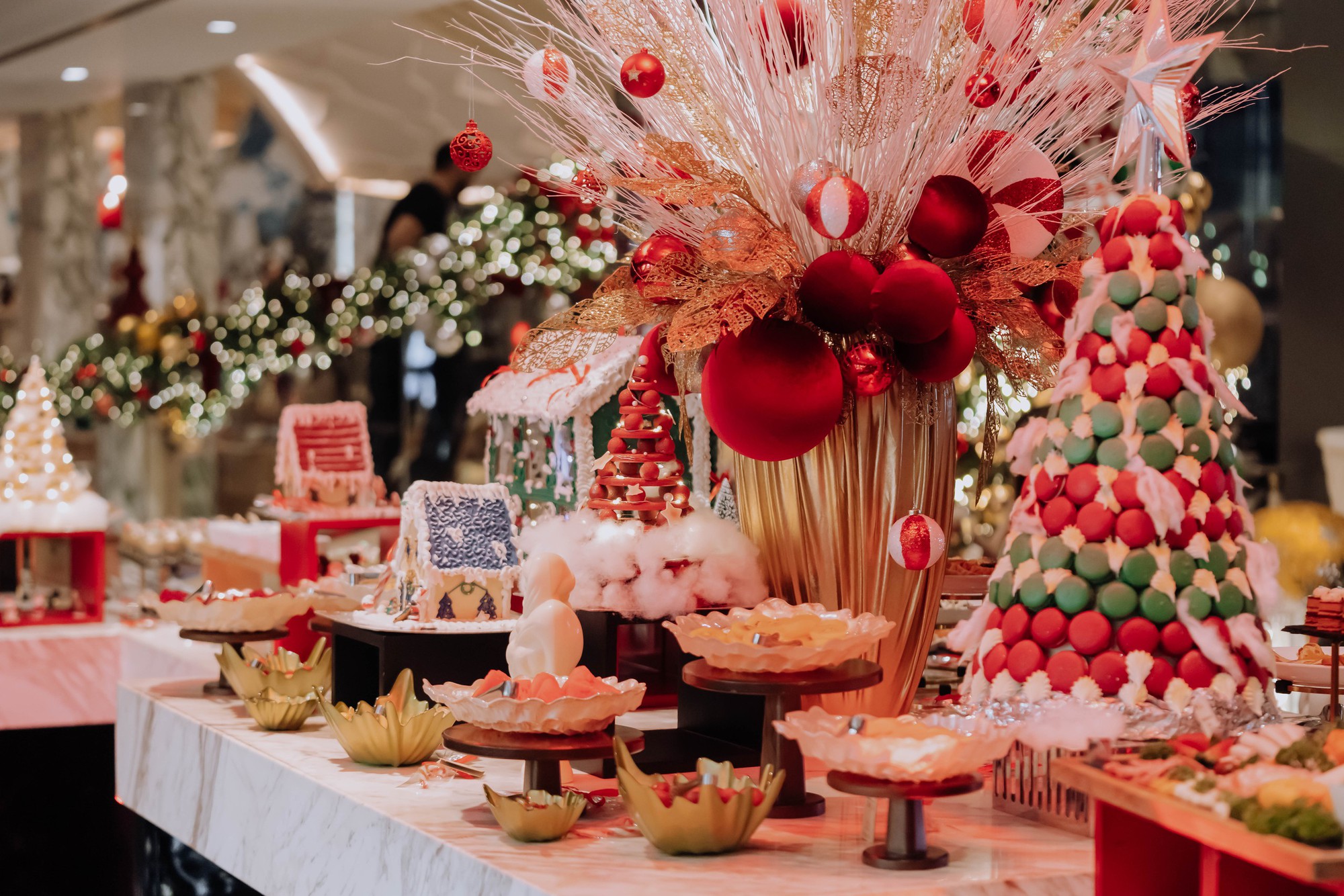 Khách sạn mùa lễ hội tại Sài Gòn và Hà Nội: Trải nghiệm Giáng sinh xa hoa không thể bỏ lỡ - Ảnh 2. Khách sạn mùa lễ hội tại Sài Gòn và Hà Nội: Trải nghiệm Giáng sinh xa hoa không thể bỏ lỡ - Ảnh 2.