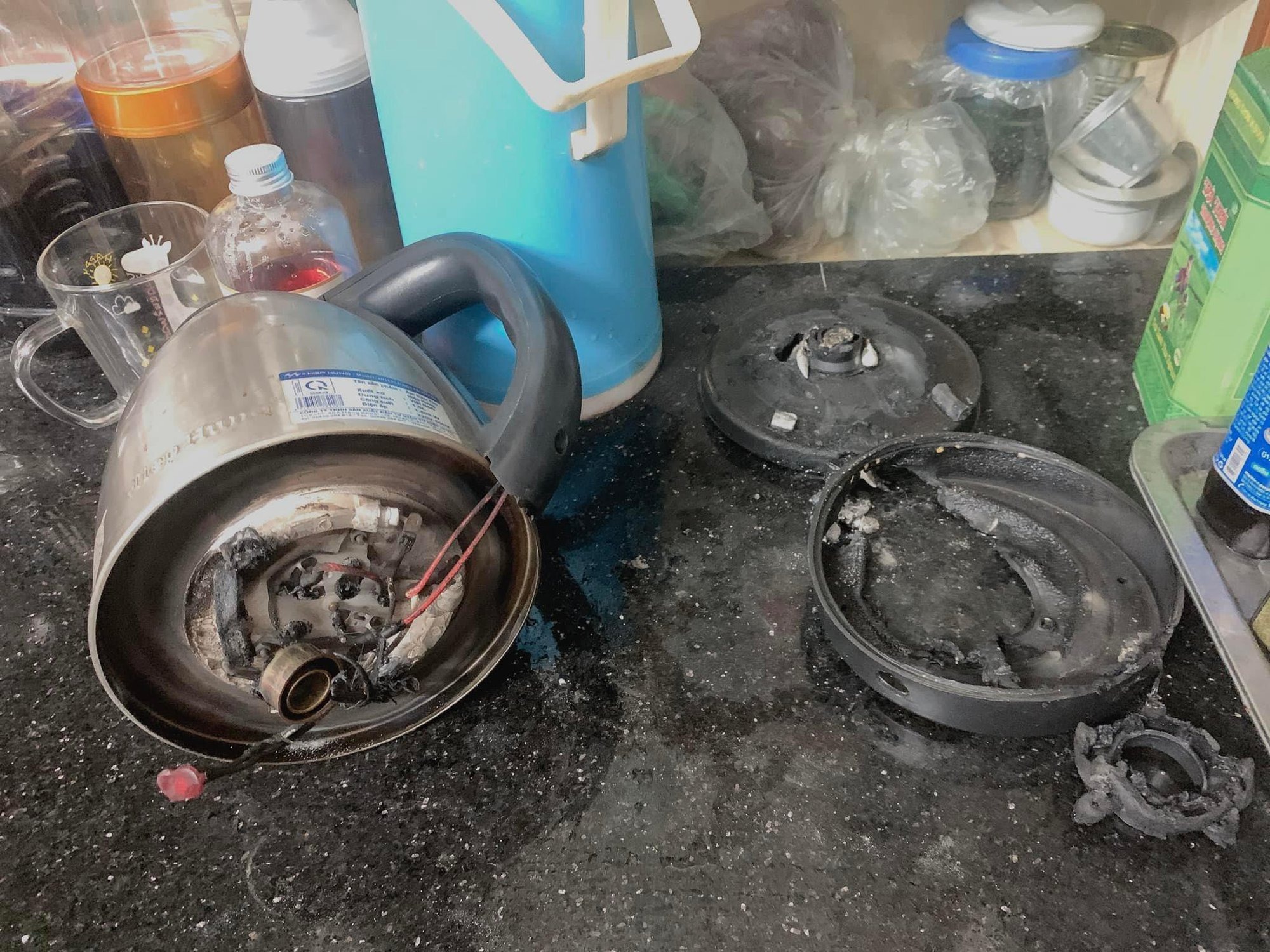 Rủi ro khi dùng ấm siêu tốc bạn cần biết để bảo vệ sức khỏe gia đình - Ảnh 1. Rủi ro khi dùng ấm siêu tốc bạn cần biết để bảo vệ sức khỏe gia đình - Ảnh 1.