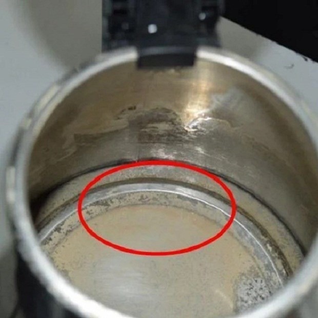 Rủi ro khi dùng ấm siêu tốc bạn cần biết để bảo vệ sức khỏe gia đình - Ảnh 2. Rủi ro khi dùng ấm siêu tốc bạn cần biết để bảo vệ sức khỏe gia đình - Ảnh 2.