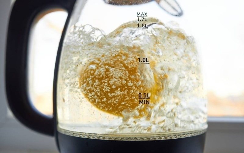 Rủi ro khi dùng ấm siêu tốc bạn cần biết để bảo vệ sức khỏe gia đình - Ảnh 5. Rủi ro khi dùng ấm siêu tốc bạn cần biết để bảo vệ sức khỏe gia đình - Ảnh 5.