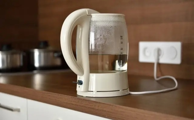 Rủi ro khi dùng ấm siêu tốc bạn cần biết để bảo vệ sức khỏe gia đình - Ảnh 4. Rủi ro khi dùng ấm siêu tốc bạn cần biết để bảo vệ sức khỏe gia đình - Ảnh 4.