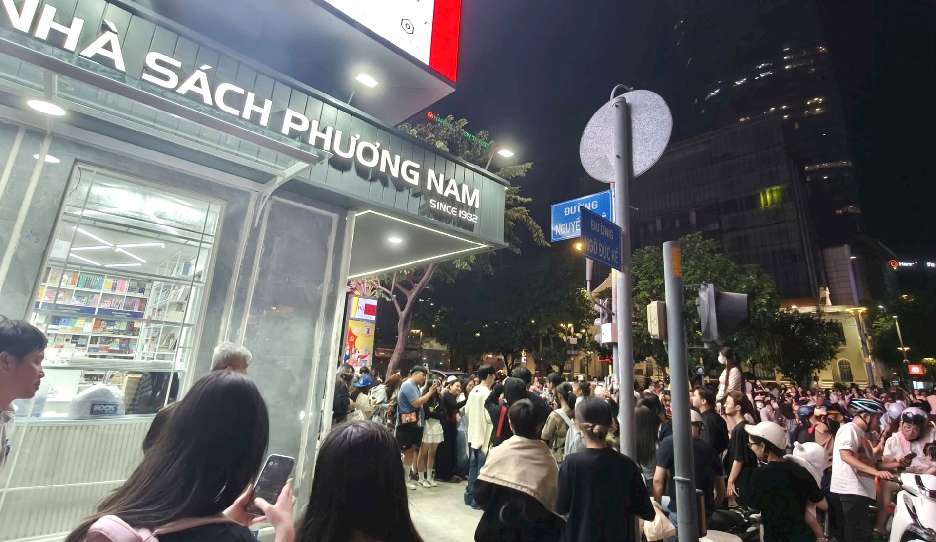 Nhà sách Phương Nam ' không ngủ ' đầu tiên tại TP . HCM tối ưu hóa trải nghiệm văn hóa - Ảnh 1. Nhà sách Phương Nam ' không ngủ ' đầu tiên tại TP . HCM tối ưu hóa trải nghiệm văn hóa - Ảnh 1.