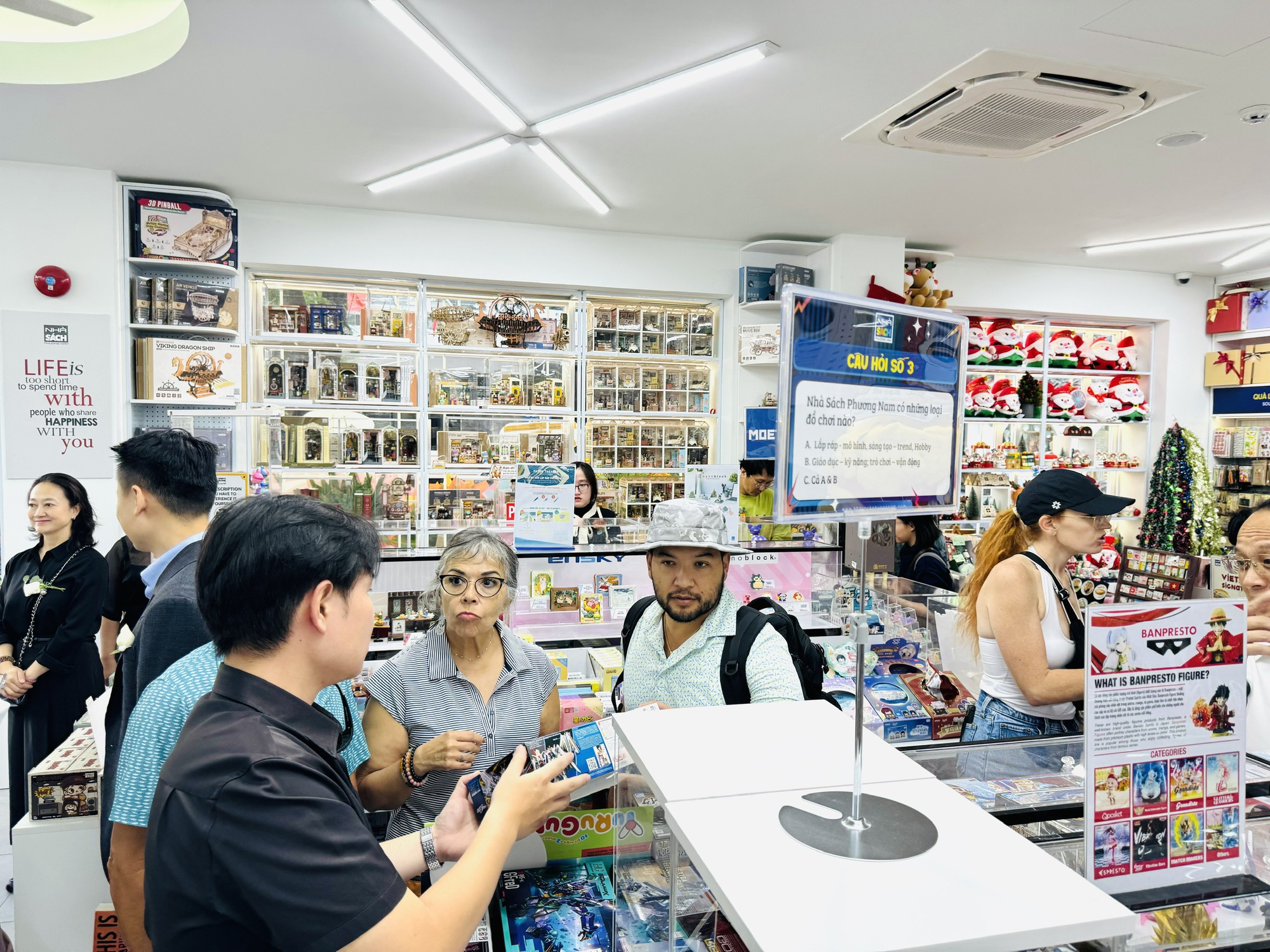 Nhà sách Phương Nam ' không ngủ ' đầu tiên tại TP . HCM tối ưu hóa trải nghiệm văn hóa - Ảnh 2. Nhà sách Phương Nam ' không ngủ ' đầu tiên tại TP . HCM tối ưu hóa trải nghiệm văn hóa - Ảnh 2.