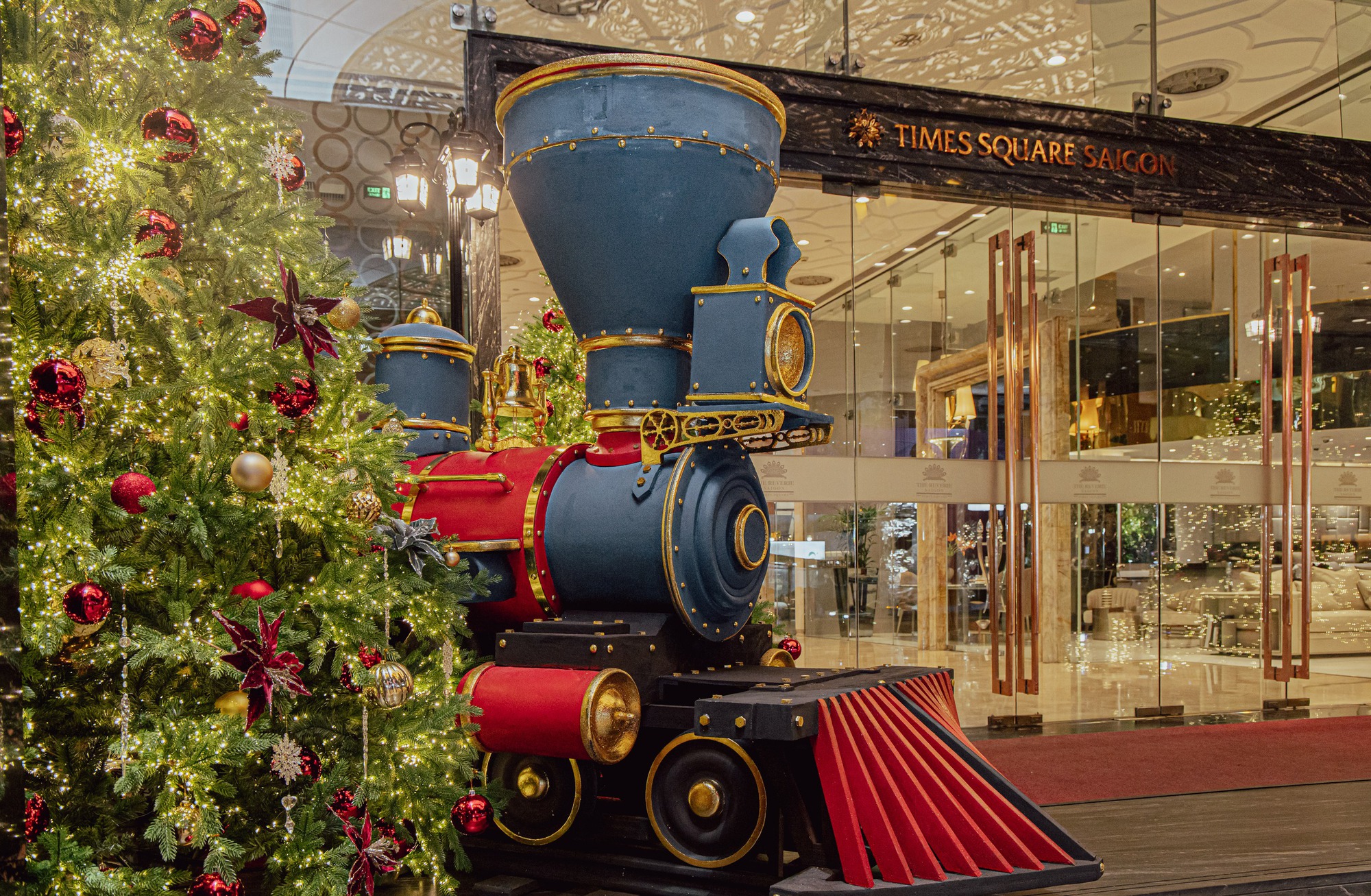 Khách sạn mùa lễ hội tại Sài Gòn và Hà Nội: Trải nghiệm Giáng sinh xa hoa không thể bỏ lỡ - Ảnh 1. Khách sạn mùa lễ hội tại Sài Gòn và Hà Nội: Trải nghiệm Giáng sinh xa hoa không thể bỏ lỡ - Ảnh 1.