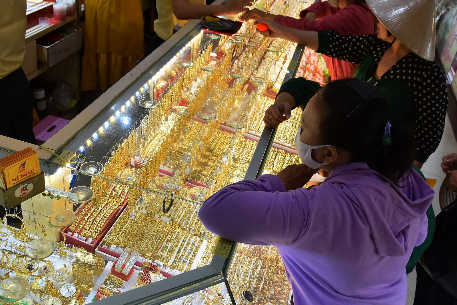 Giá vàng hôm nay 9-12: Vàng thế giới bị bán tháo - Ảnh 1.