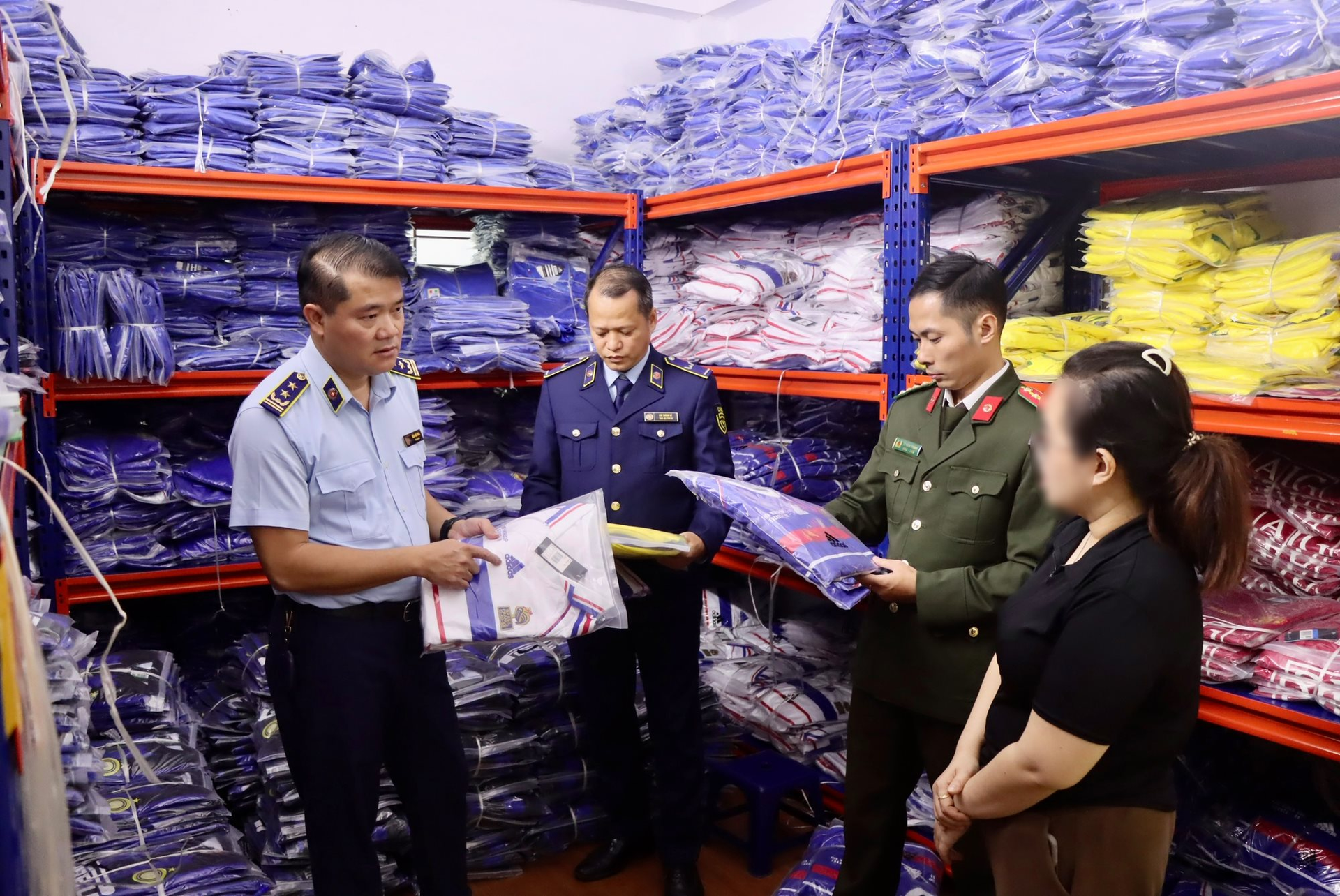 Phát hiện kho hàng giả tại Hà Nội do Dương Tấn Rine làm chủ - Ảnh 2. Phát hiện kho hàng giả tại Hà Nội do Dương Tấn Rine làm chủ - Ảnh 2.