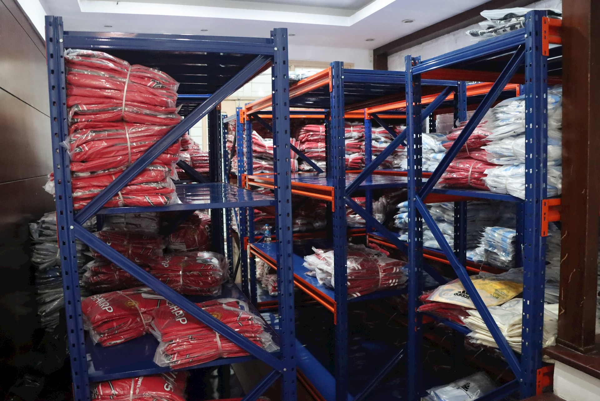 Phát hiện kho hàng giả tại Hà Nội do Dương Tấn Rine làm chủ - Ảnh 1. Phát hiện kho hàng giả tại Hà Nội do Dương Tấn Rine làm chủ - Ảnh 1.