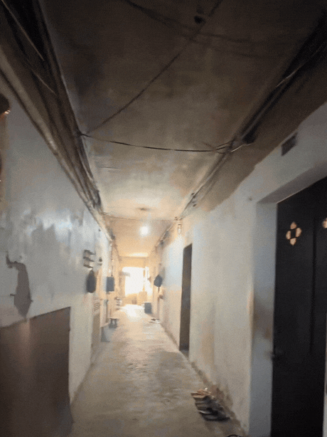 Bên trong khu tập thể ở phố cổ Hà Nội xập xệ như Bên trong khu tập thể ở phố cổ Hà Nội xập xệ như